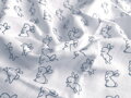 Tradičná látková plienka s potlačou modrých zajačikov na sneho bielom podklade. 