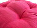 Mäkký podsedák Soft Fuchsia z 100% bavlny s jemnou štruktúrou. Pohodlné sedenie doma aj na terase. Praktické uchytenie, nadčasové farby. Vyrobené na Slovensku. Podsedák ružovej farby.