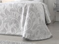 Luxusný žakárový prehoz Hera s elegantným vzorom inšpirovaným kvetmi. Elegantné ornamenty v čistom, harmonickom prevedení vnášajú do spálne pocit pokoja, sviežosti a nadčasového štýlu.