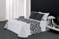 Obojstranný žakárový prehoz na posteľ Yelena s vytkaným kvetinovým vzorom v čiernych odtieňoch. 