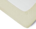 Kvalitná froté plachta v jemnom krémovom odtieni, s praktickou gumičkou po celom obvode, vhodné aj na vysoký matrac.