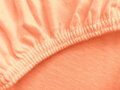 Napínacia plachty z hladkého Jersey úpletu v sladkej marhuľovej farbe. Plachta na posteľ z bavlnených priadzí, vzdušná a citlivá k pokožke.