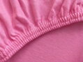 Elastická napínacia plachta v sýto ružovej farbe. Priedušná, trvalá elasticita, bez žehlenia, príjemná na omak. Plachta na vysoký matrac.