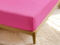 Elastická napínacia plachta v sýto ružovej farbe. Priedušná, trvalá elasticita, bez žehlenia, príjemná na omak. Plachta na vysoký matrac.