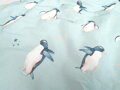 Spací vak s detailnou potlačou maličkých tučniačikov na modrastom podklade. Vak má praktické zapínanie na zips.