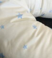 Bavlnený tehotenský vankúš Spáčik s modrými hviezdami.