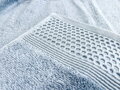 Objavte prémiový set uterákov LUNA z česanej bavlny s vysokou gramážou 600g/m². Jemný vzor, elegantná bordúra a dokonalá savosť. Osuška + uterák v pastelovo modrej farbe.