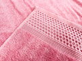 Objavte prémiový set uterákov LUNA z česanej bavlny s vysokou gramážou 600g/m². Jemný vzor, elegantná bordúra a dokonalá savosť. Osuška + uterák v pastelovo ružovej farbe.