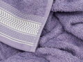 Elegantná 3-dielna sada uterákov RIVA zo 100 % bavlny s gramážou 550 g/m². Fialové uteráky s dekoratívnym vzorom.