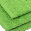 Sada uterákov a osušky v žakárovom prevedení sýtej zelenej farby v darčekovej krabičke.