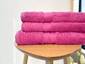 Uterák de Luxe vo fuchsiovej farbe z mäkkej froté pleteniny.