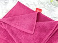 Uterák de Luxe vo fuchsiovej farbe z mäkkej froté pleteniny.
