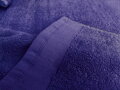 Mäkký froté uterák Miláno Blue zo 100% froté tkaniny v tmavo modrej farbe s pútkom na zavesenie. Vysoká savosť a jemnosť na dotyk.