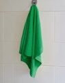 Mäkký froté uterák Miláno Green zo 100% froté tkaniny v zelenej farbe s pútkom na zavesenie. Vysoká savosť a jemnosť na dotyk.