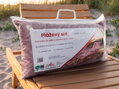 Plážový Set Lavender s bavlnenou osuškou 70 × 155 cm a vankúšikom 43 × 23 cm. Mäkké froté, pohodlie k vode, na pláž, k bazénu aj na cesty.