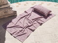 Plážový Set Lavender s bavlnenou osuškou 70 × 155 cm a vankúšikom 43 × 23 cm. Mäkké froté, pohodlie k vode, na pláž, k bazénu aj na cesty.