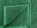 Bavlnená wellness osuška v tmavo zelenej farbe a rozmere 100 x 150 cm je dokonalým spoločníkom po sprchovaní alebo plávaní.