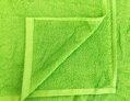 Bavlnená wellness osuška v sýtej zelenej farbe a rozmere 100 x 150 cm je dokonalým spoločníkom po sprchovaní alebo plávaní.