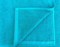 Bavlnená wellness osuška v sýtej modrej farbe a rozmere 100 x 150 cm je dokonalým spoločníkom po sprchovaní alebo plávaní.