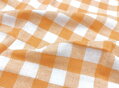 Kvalitná bavlnená utierka KARINA Orange v bielo-okrovom károvanom prevedení.
