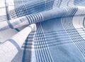Kvalitná bavlnená utierka SONIJA vo vzore bielo-modrého kára.