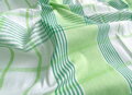 Kvalitná bavlnená utierka SONIJA vo vzore bielo-zeleného kára.