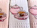 Set 3 vaflových kuchynských utierok VELINA Čaj 40 x 60 cm s elegantnou výšivkou. 100 % bavlna, praktické prevedenie a dekoratívne darčekové balenie.