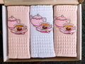 Set 3 vaflových kuchynských utierok VELINA Čaj 40 x 60 cm s elegantnou výšivkou. 100 % bavlna, praktické prevedenie a dekoratívne darčekové balenie.