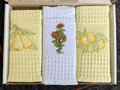 Set 3 vaflových kuchynských utierok VELINA Fruits 40 x 60 cm s elegantnou výšivkou. 100 % bavlna, praktické prevedenie a dekoratívne darčekové balenie.