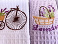 Set 3 vaflových kuchynských utierok VELINA Lavender 40 x 60 cm s elegantnou výšivkou. 100 % bavlna, praktické prevedenie a dekoratívne darčekové balenie.