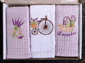 Set 3 vaflových kuchynských utierok VELINA Lavender 40 x 60 cm s elegantnou výšivkou. 100 % bavlna, praktické prevedenie a dekoratívne darčekové balenie.