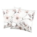 Set dvoch hrejivých flanelových obliečok na vankúš s potlačou rozkvitnutých višňových listov na bielom podklade. Príjemne hebké na dotyk a dokonale hrejivé. 