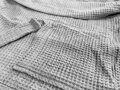 Objav kolekciu županov KIMO – vaflové župany v kimono štýle z jemnej bavlnenej zmesi. Ideálne na leto, wellness a každodenný relax. Dostupné v 3 farbách. Tmavo sivý župan.