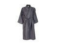 Vaflový župan KIMO TRIM s krátkym rukávom v kimono štýle v antracitovej farbe. Ľahký, priedušný a elegantný župan ideálny na leto, wellness, hotel aj domáce pohodlie.