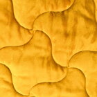 Hrejivá deka v kombinácii digitálnej tlače s motívom lamy a Velvet plyšu v medovej farbe.