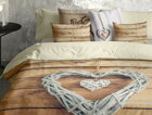 Srdiečkové romantické obliečky s potlačou prúteného srdca na drevenom podklade. 