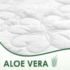 Stredne hrejivý paplón a vankúš Aloe Vera White s harmonizujúcim účinkom, vhodné pre alergikov.