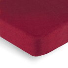 Elastická froté plachta v zemitej bordovej farbe s kvalitnou gumou po celom obvode pre jednoduché upínanie na matrac, vhodná aj na vysoké matrace.