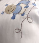 Praktický bavlnený tehotenský vankúš s obalom so zipsom s veselou húseničkou pre nastávajúce mamičky.