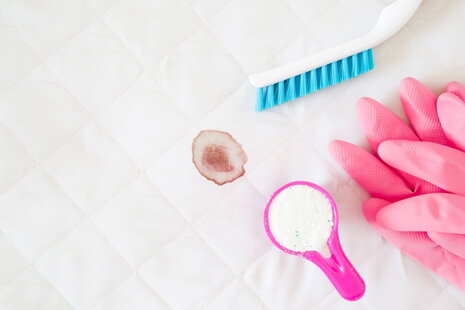 Čistenie krvnej škvrny z bieleho matraca pomocou studenej vody v spálni | acko.sk