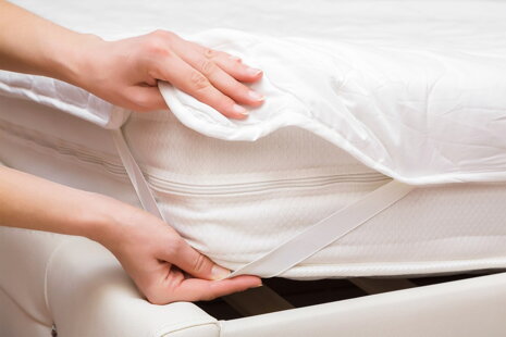 Nepremokavý poťah na matrac položený na posteli v svetlej spálni, chrániaci matrac pred tekutinami a prachom | acko.sk