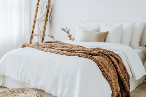 Moderná posteľ s bielymi obliečkami znázorňujúca klasicke obliecky rozmer | acko.sk